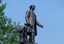 Bonnie Crombie w obronie pomnika Macdonalda