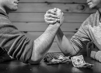 KUMOR: Nie można przewrócić stolika, można go jedynie trochą poobracać