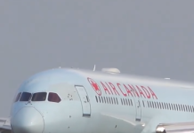 Dwie stewardessy ranne w drodze do Vancouver