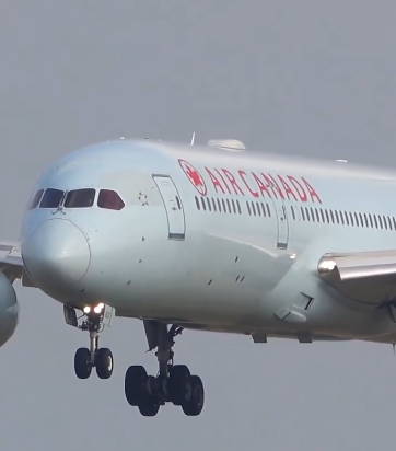 Dwie stewardessy ranne w drodze do Vancouver