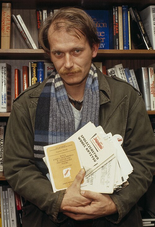 500px-Miroslaw_Chojecki_with_pamphets