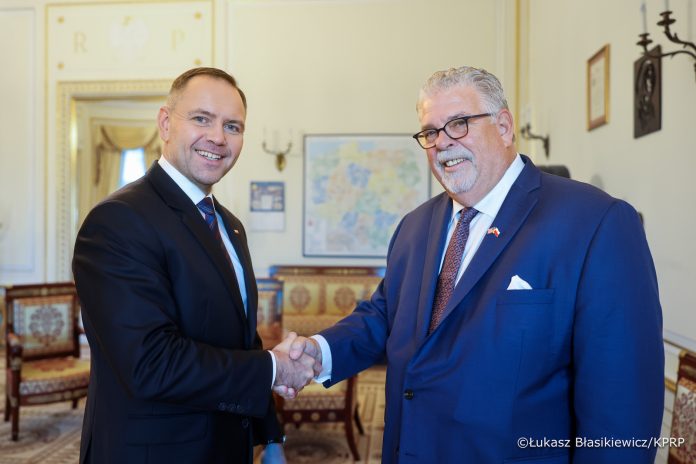 002_Prezydent_Karol_Nawrocki_Minister_Agnieszka_Jędrzak_Spotkanie z przedstawicielami Polonii w USA_07-11-2025_LB_26069