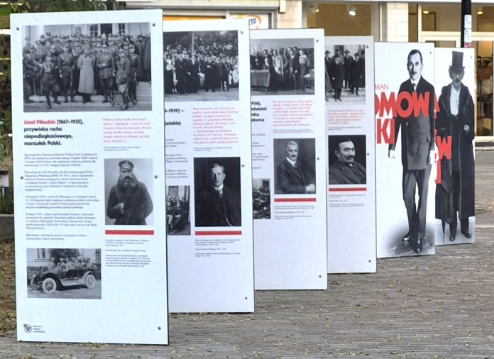 01. W centrum Szczecina, na Placu Zgody, eksponowana jest kolejna wystawa przygotowana przez Instytut Pamięci Narodowej, tym razem pod tytułem „Ojcowie Niepodległości”