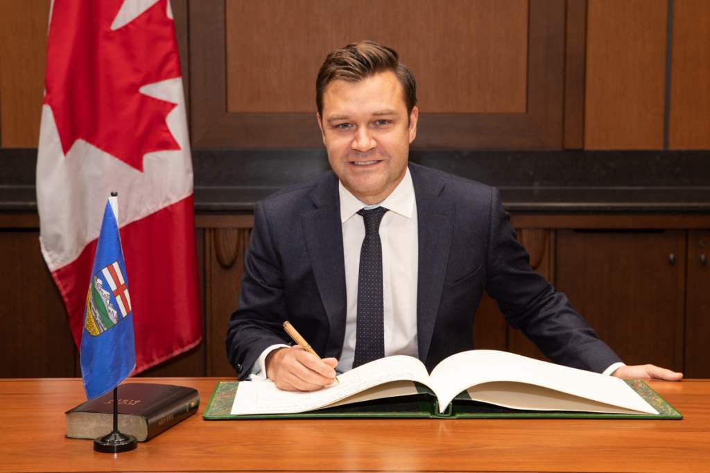 Napięcia w Partii Konserwatywnej. Defekcja i rezygnacja