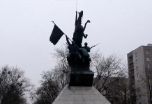 KUMOR: Rzucili się przez morze…