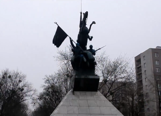 KUMOR: Rzucili się przez morze…