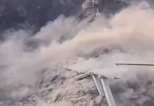 Osunięcia ziemi spowodowały zawalenie się chińskiego mostu