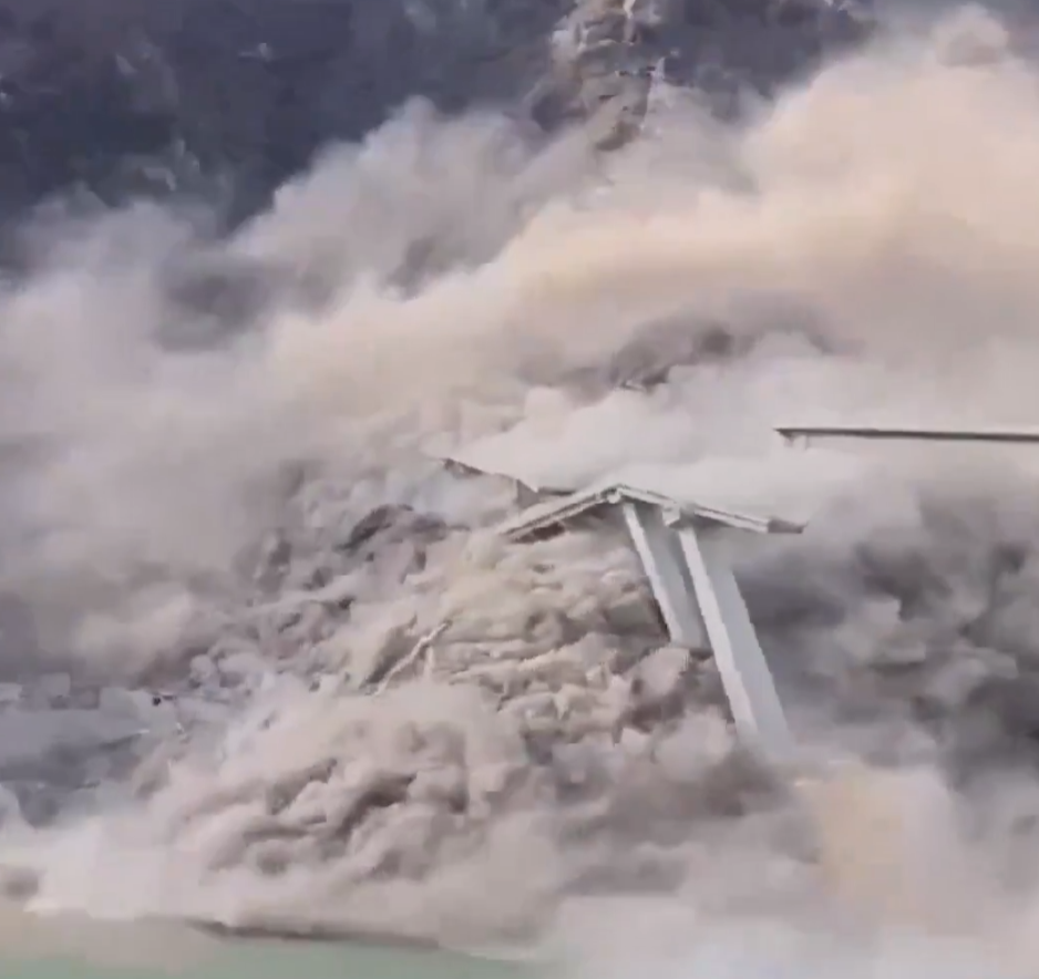 Osunięcia ziemi spowodowały zawalenie się chińskiego mostu