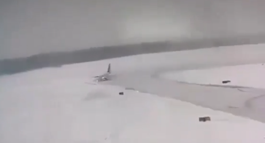 Samolot LOTu wpadł w poślizg przy końcu pasa w Wilnie