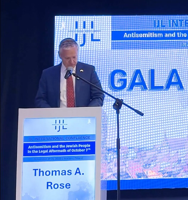 Legieć: Amerykański ambasador Thomas Rose mówi wprost: „Przywrócić Polsce należny honor!’ – co wydarzyło się na konferencji prawniczej?