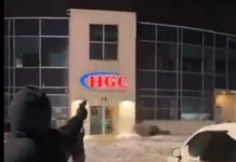 Wydarzenia przerosły policję Peel. Reketerzy strzelają do budynków