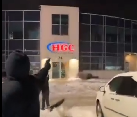 Wydarzenia przerosły policję Peel. Reketerzy strzelają do budynków