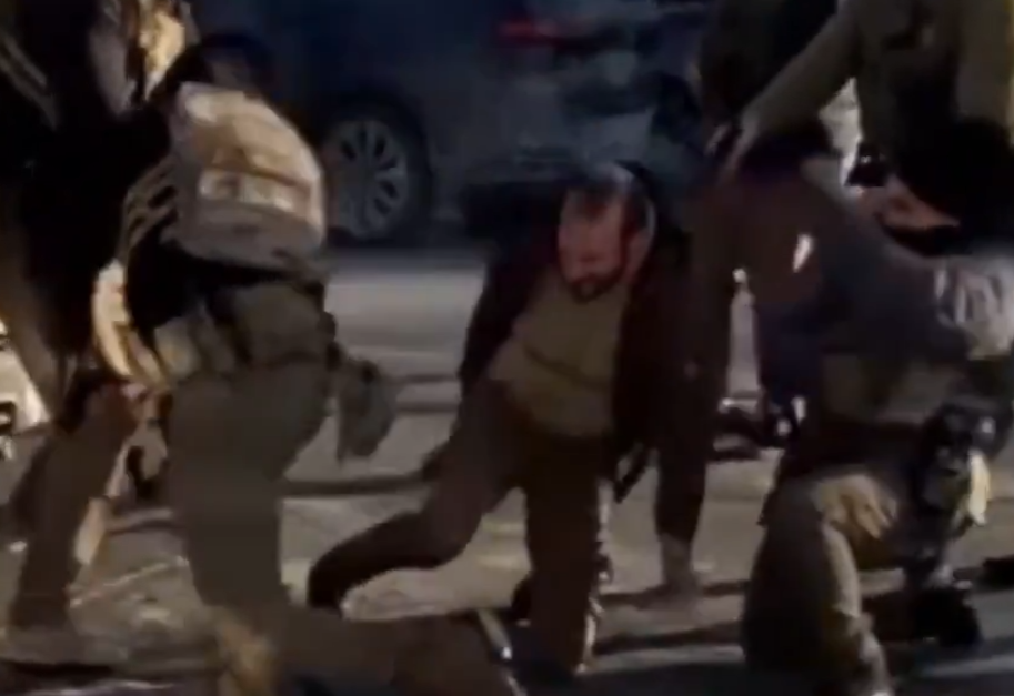 Pretti nie trzymał pistoletu, ale telefon?