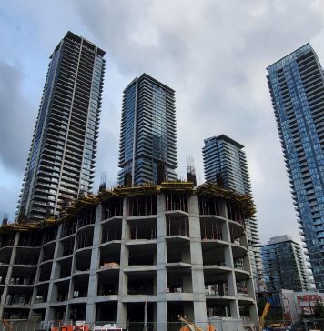 Rynek condo tonie; 35% kupujących może nie być w stanie zamknąć transakcji