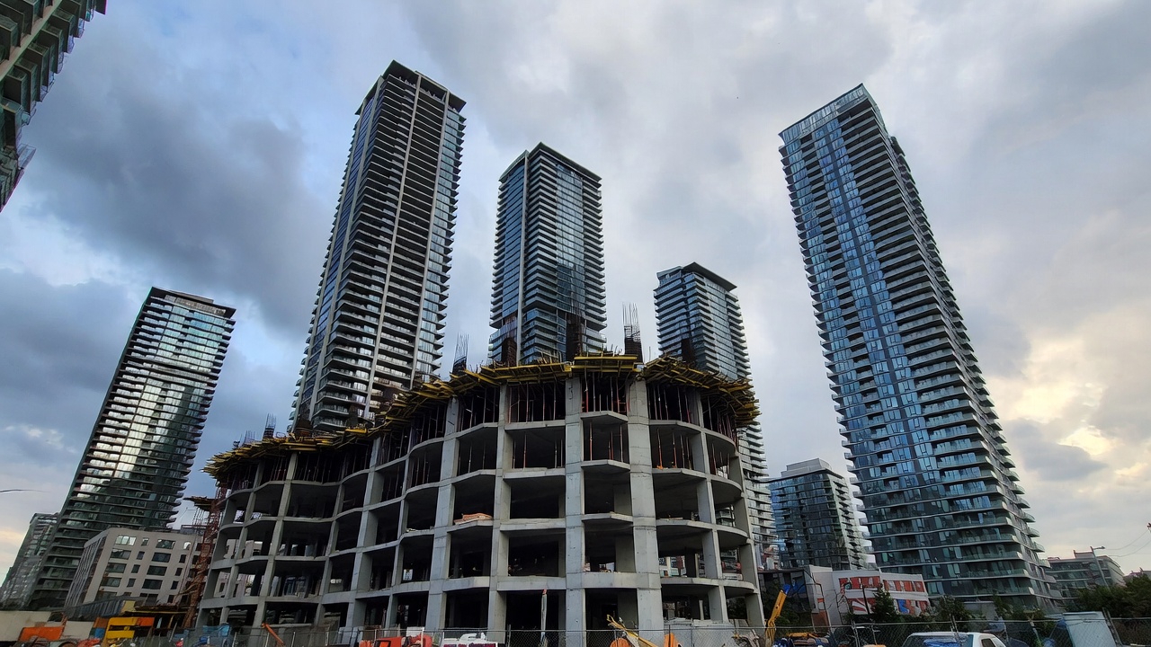 Rynek condo tonie; 35% kupujących może nie być w stanie zamknąć transakcji