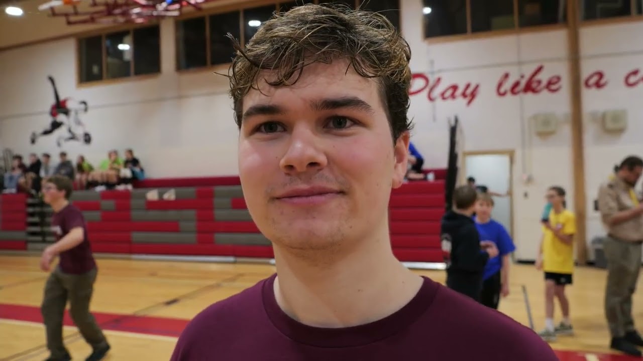 Kilkuset polskich harcerzy i harcerek gra w siatkówkę w Mississaudze