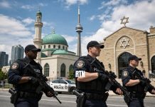 Torontońska policja z bronią długą na patrolach