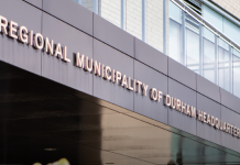 Kto bogatemu zabroni? Milion za drzwi do biurowca