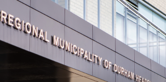 Kto bogatemu zabroni? Milion za drzwi do biurowca