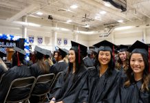 Ceremonie ukończenia szkoły powinny być bez polityki