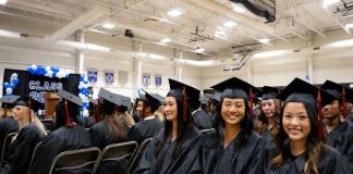 Ceremonie ukończenia szkoły powinny być bez polityki