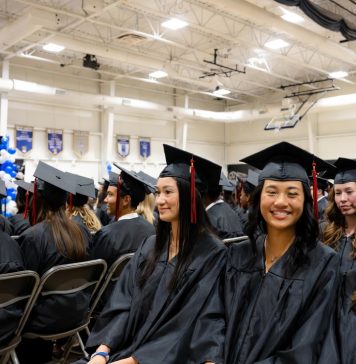 Ceremonie ukończenia szkoły powinny być bez polityki
