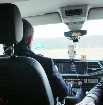 Grzegorz Braun tłumaczy objawienia i oprowadza S. Tymińskiego po Gietrzwałdzie