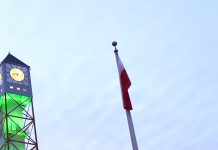 Koniec wciągania polskiej flagi na maszt w Mississaudze