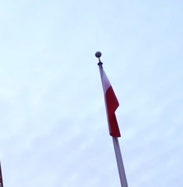 Koniec wciągania polskiej flagi na maszt w Mississaudze