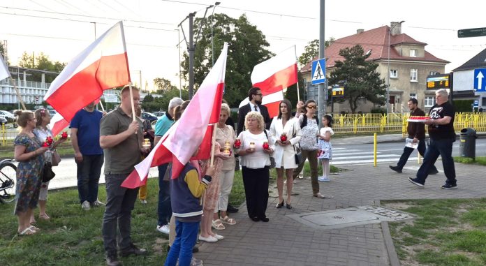 04. Organizatorzy podkreślali, że wydarzenie powstało dzięki wsparciu mieszkańców, którzy włączyli się m.in. w ustawienie zniczy