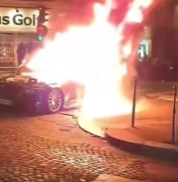 Klasyczny paryski chaos po piłce…