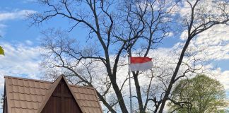 Polska flaga wywieszona do góry nogami na polskim cmentarzu wojskowym Hallerczyków w Niagara-on-the-Lake