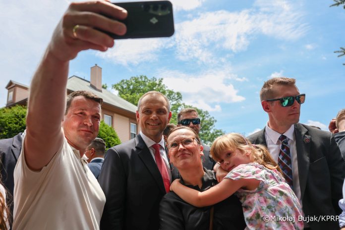 019_Prezydent Karol Nawrocki_Spotkanie Prezydenta RP z parafianami po Mszy Św. w Kościele pw. Matki Boskiej Królowej Polski i św. Maksymiliana Kolbe_14-06-2026_MWB14713.jpg