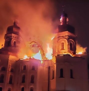 Były główny klasztor kijowski Cerkwi prawosławnej związanej z Moskwą stanął w płomieniach