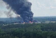 Gigantyczny pożar fabryki aerosoli w Charnowie, koło Ustki ludzie uciekają z domów