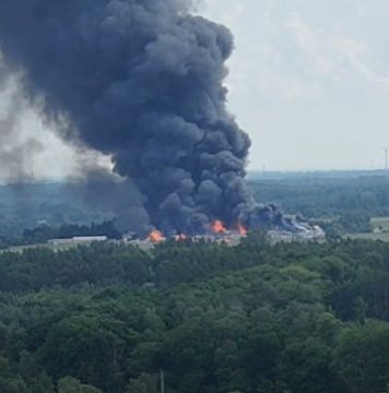 Gigantyczny pożar fabryki aerosoli w Charnowie, koło Ustki ludzie uciekają z domów