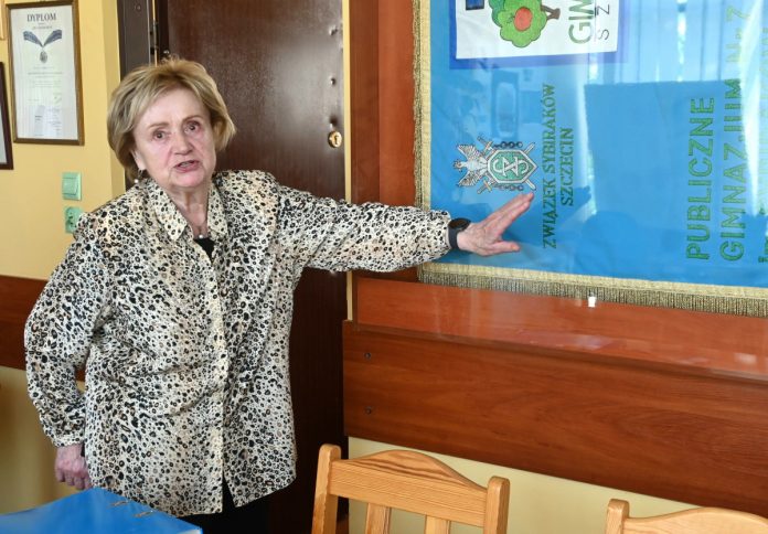 03. Zofia Wojewnik przy sztandarze Związku Sybiraków