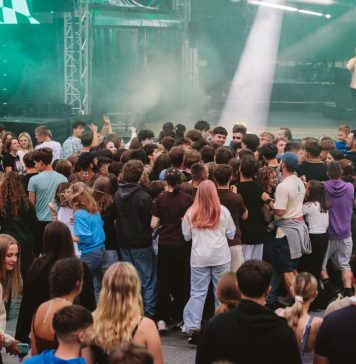 Pokonują setki i tysiące kilometrów, żeby spędzić tydzień w środku lasu. Co przyciąga ludzi na Festiwal Życia?