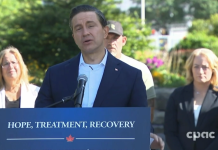 W obliczu wojny handlowej z USA Poilievre chce zwołania parlamentu