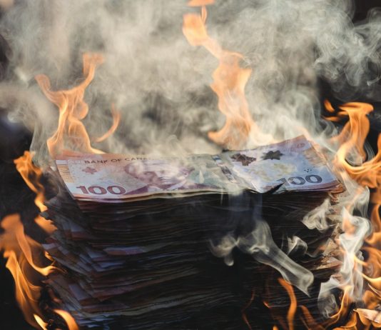 Miliardy puszczone z dymem na „zieloną gospodarkę”, a winni politycy “odchodzą grając na fujarce”