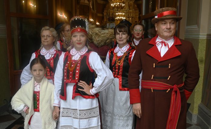 01. Kurpianki z wieńcem dożynkowym