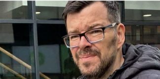 Kirk Loco przed sądem w Bray za retweet. Sprawa o „fałszywe informacje” i wolność słowa w Irlandii