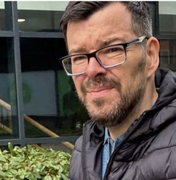 Kirk Loco przed sądem w Bray za retweet. Sprawa o „fałszywe informacje” i wolność słowa w Irlandii