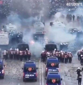 Albania na krawędzi kryzysu. Masowe protesty przeciwko rządowi Edi Ramy, starcia z policją i żądania dymisji premiera