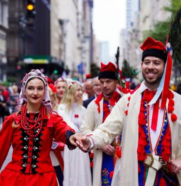 W strugach deszczu, pod hasłem wolności dwóch narodów. 89. Parada Pułaskiego przeszła Piątą Aleją